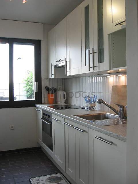 Cuisine équipée de lave vaisselle, plaques de cuisson, réfrigerateur, vaisselle