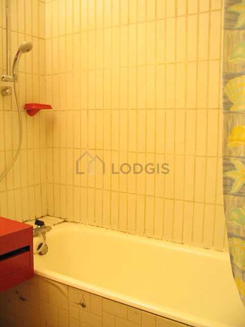 Salle de bain équipée de lave linge, sèche linge, serviettes de bain