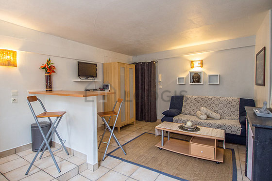 Grand salon de 20m² avec du carrelage au sol