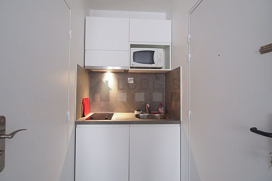Cuisine de 3m² avec du parquet au sol