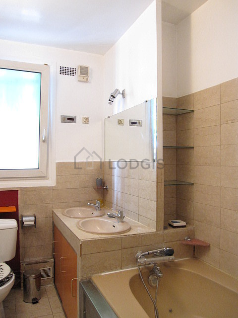 Bathroom equipped with bath towels