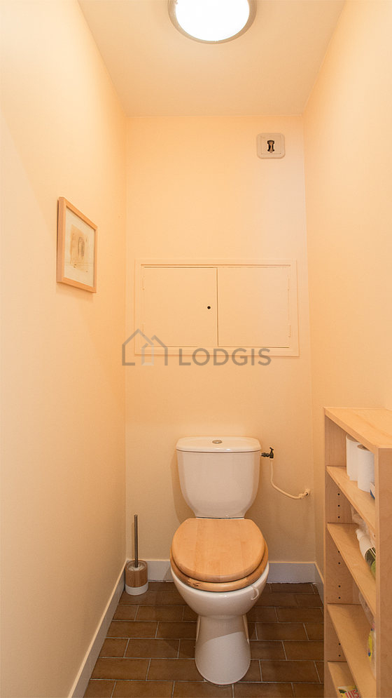 Toilettes indépendantes de la salle d'eau