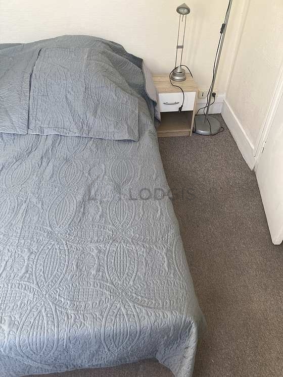Chambre de 11m² avec la moquette au sol