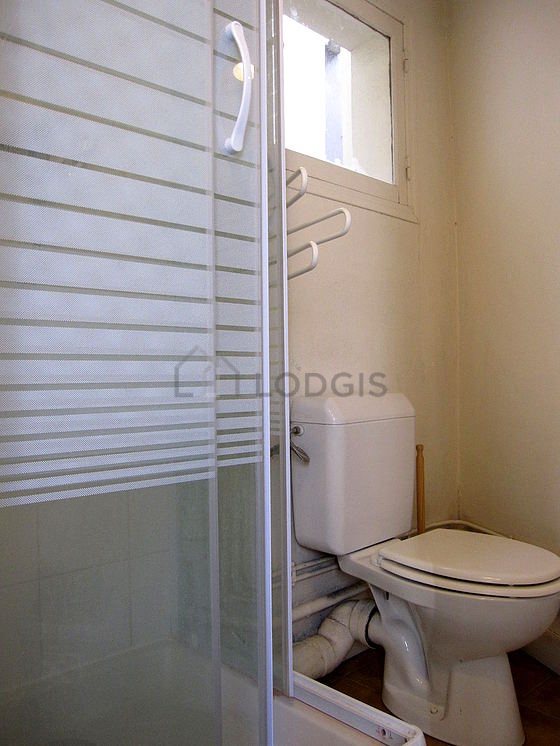Salle de bain avec fenêtres double vitrage et du carrelage au sol