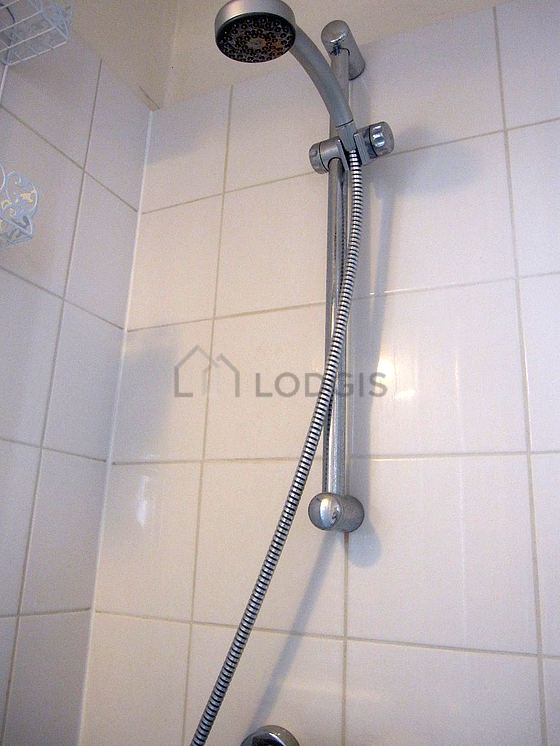 Salle de bain équipée de serviettes de bain