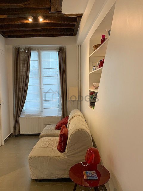 Salon de 15m² avec du carrelage au sol