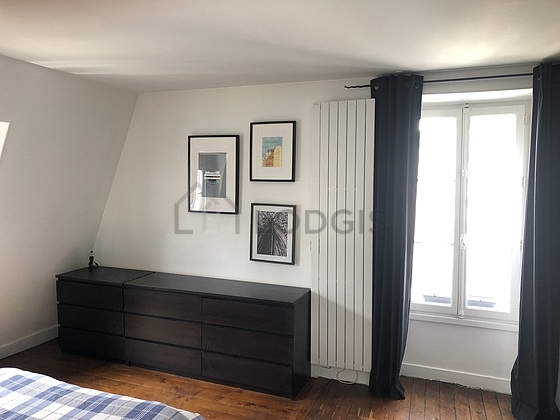 Chambre avec du parquet au sol