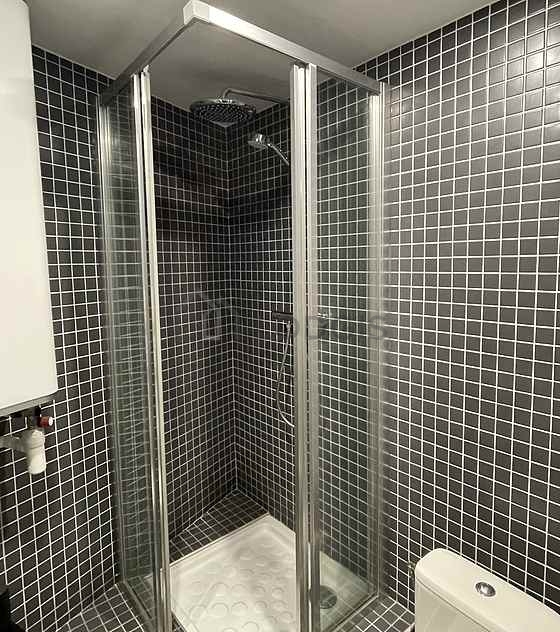 Belle salle de bain avec du carrelage au sol