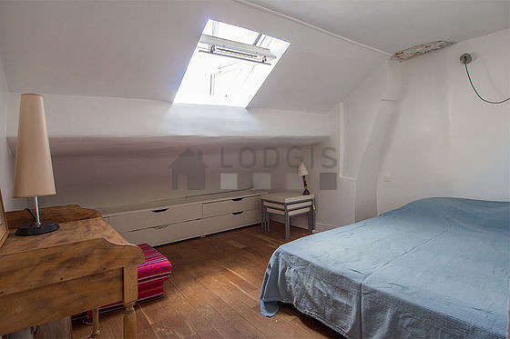 Bedroom of 5m² with woodenfloor