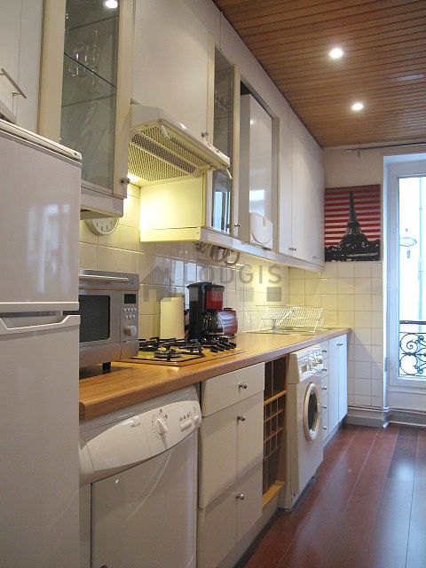 Belle cuisine avec du parquet au sol