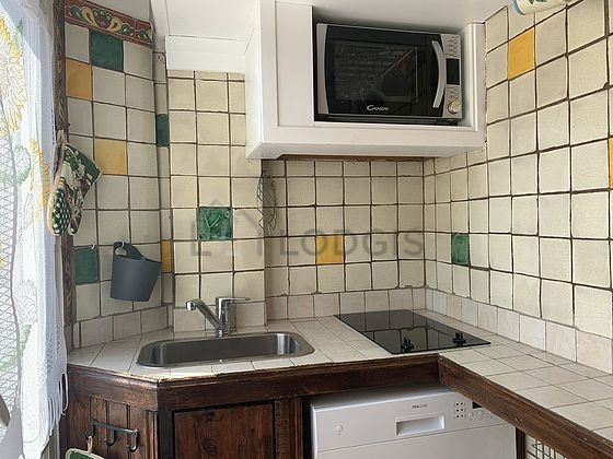 Cuisine équipée de lave vaisselle, plaques de cuisson, réfrigerateur, freezer