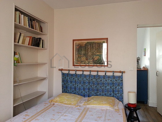 Chambre avec fenêtres double vitrage donnant sur cour