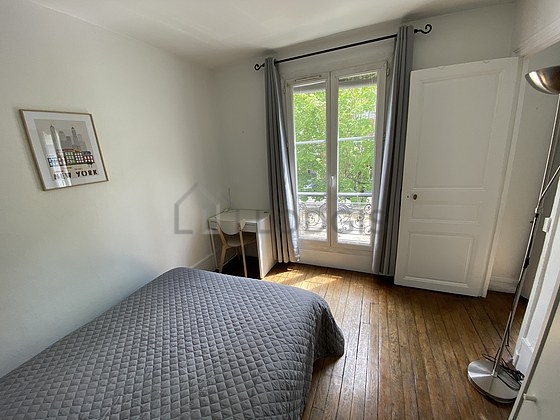 Chambre avec fenêtres double vitrage donnant sur cour