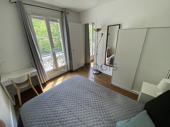 Chambre lumineuse équipée de chaine hifi, 1 chaise(s), tabouret