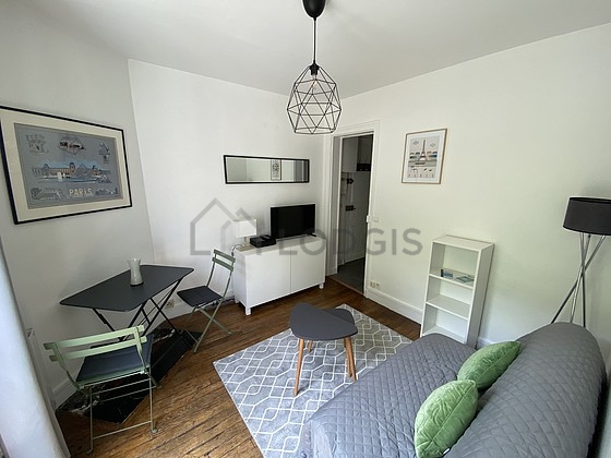 Salon avec du parquet au sol
