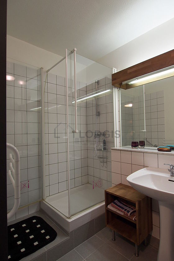 Belle salle de bain avec du carrelage au sol