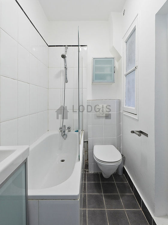 Salle de bain équipée de placard