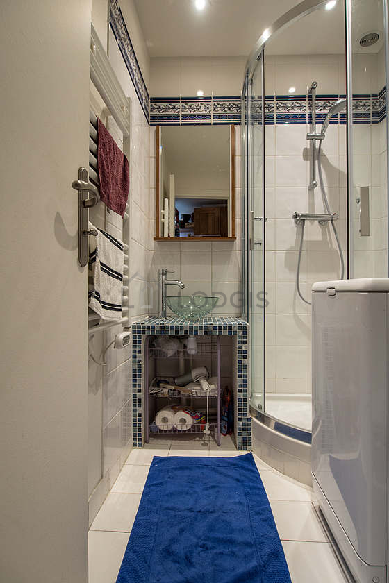 Belle salle de bain avec du carrelage au sol