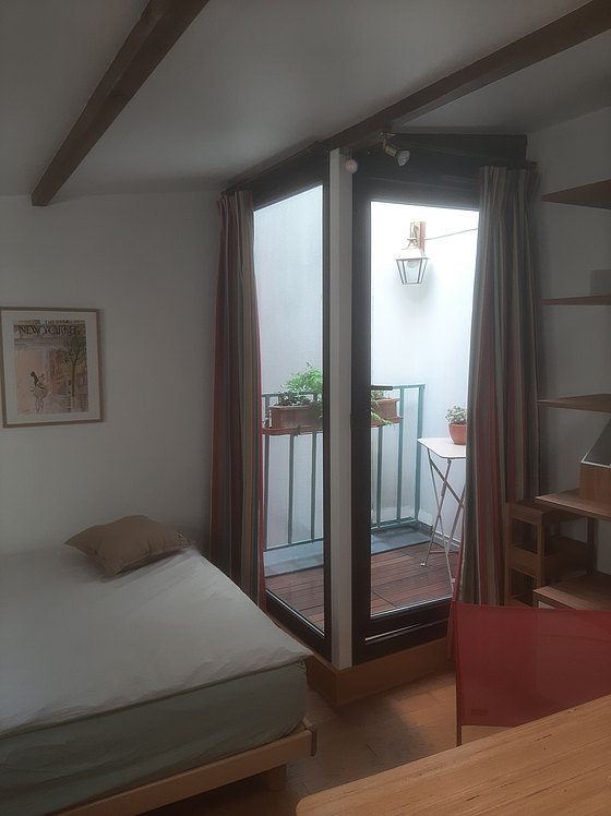 Chambre avec du parquet au sol