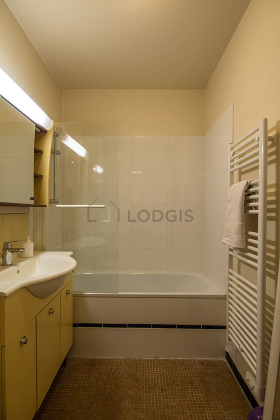 Bathroom equipped with bath towels