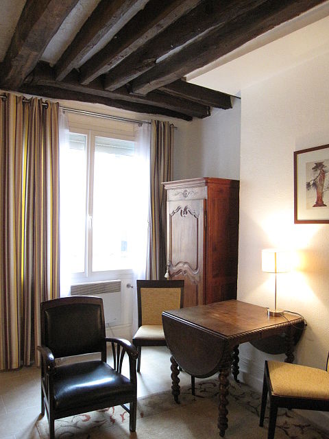 Living room of 15m² with tile floor