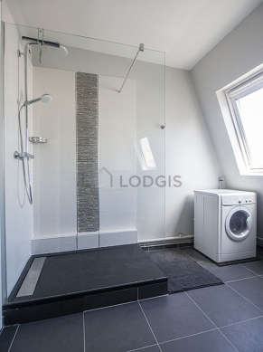Very bright bathroom with windows and with tilefloor