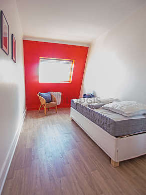 Bedroom of 8m² with the carpetingfloor