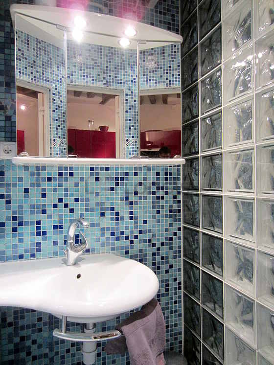 Bathroom equipped with bath towels