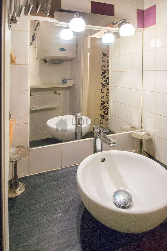 Salle de bain équipée de serviettes de bain