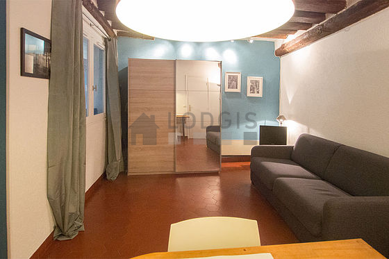 Salon avec du carrelage au sol