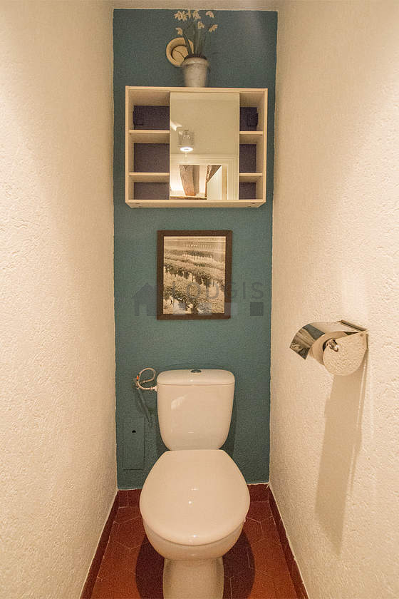 Toilettes indépendantes de la salle d'eau
