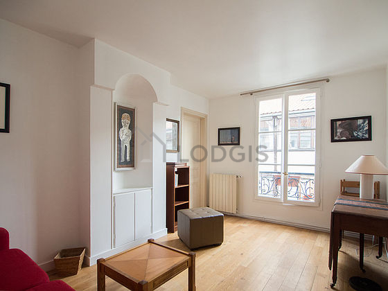 Séjour calme équipé de 1 canapé(s) lit(s) de 140cm, télé, 1 chaise(s)