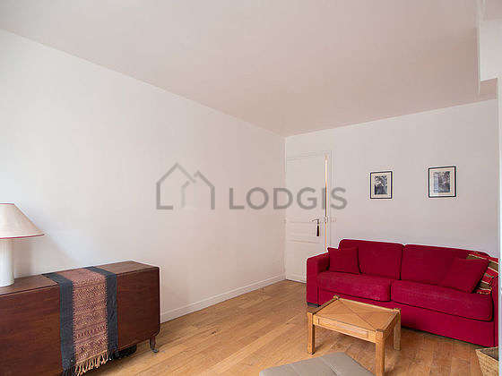 Living room of 15m² with woodenfloor