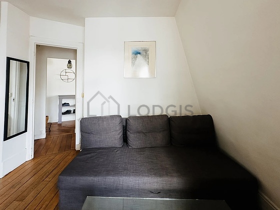Chambre avec fenêtres double vitrage donnant sur rue