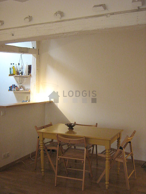 Salon avec du parquet au sol