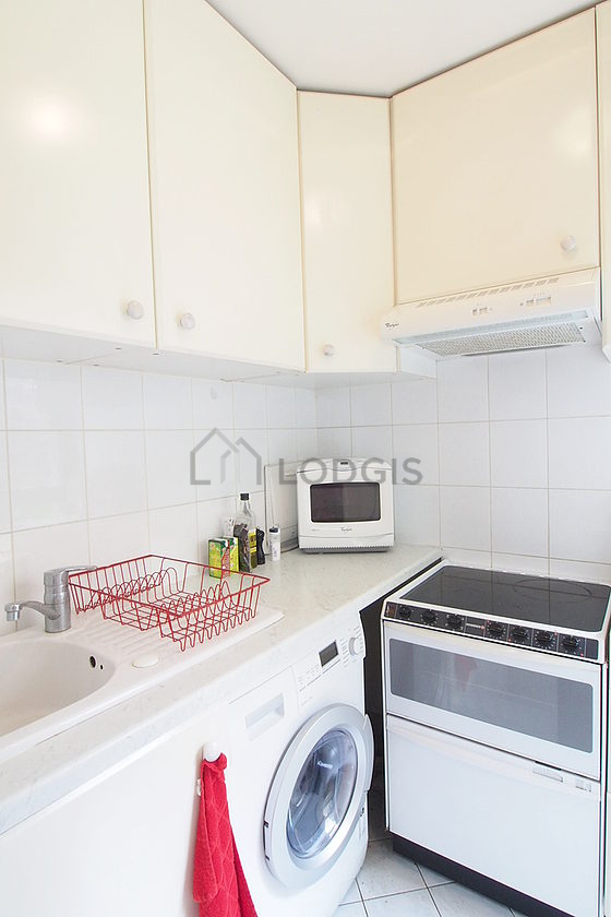 Cuisine équipée de lave vaisselle, plaques de cuisson, réfrigerateur, hotte