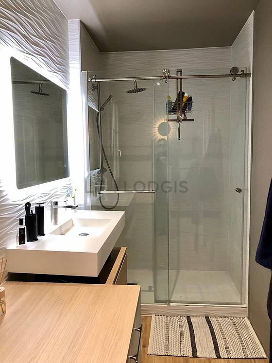 Bathroom equipped with bath towels