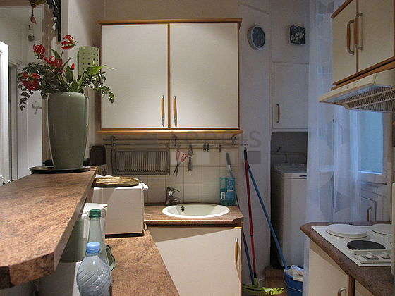Kitchen where you can have dinner for 4 person(s) equipped with hob, refrigerator, extractor hood, crockery