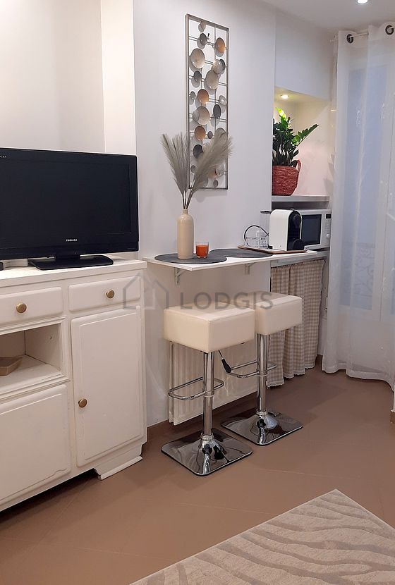 Living room of 12m² with tile floor