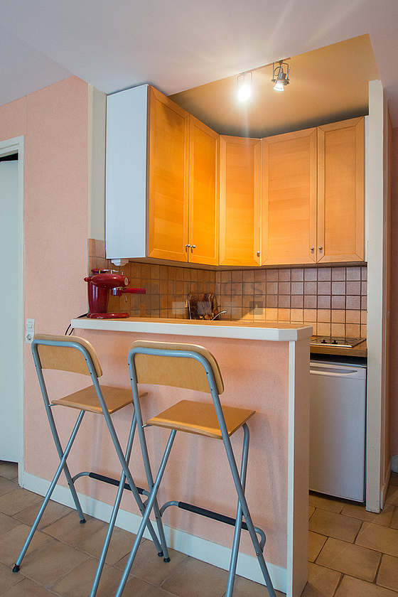 Kitchen of 2m² with tile floor