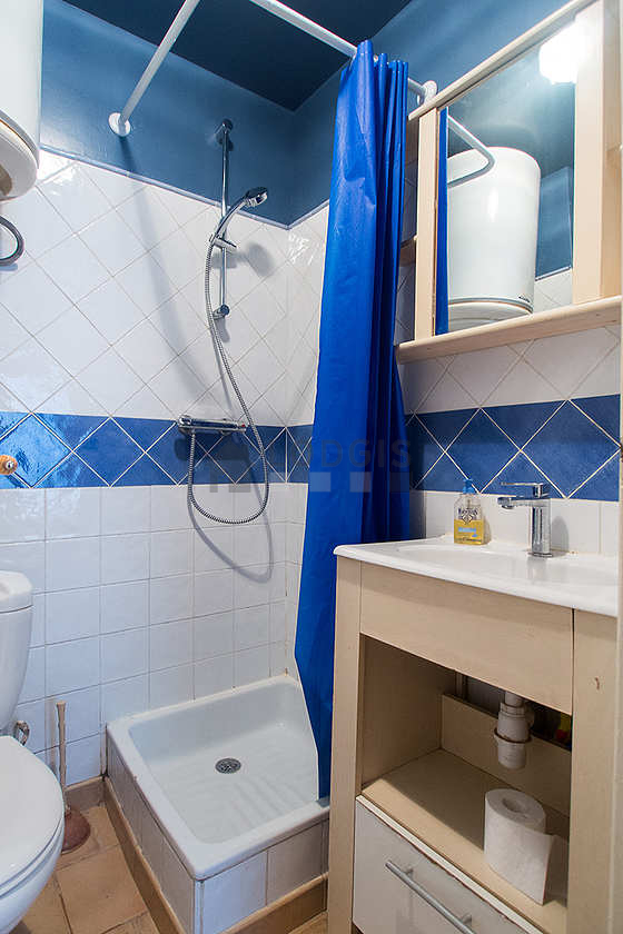 Salle de bain avec du carrelage au sol
