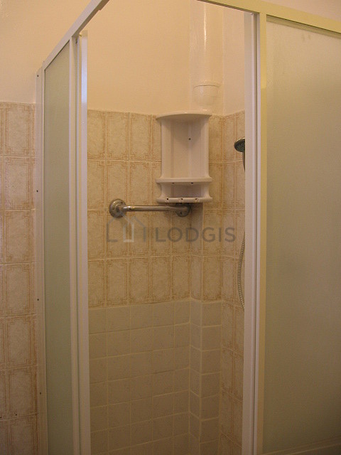 Bathroom equipped with bath towels