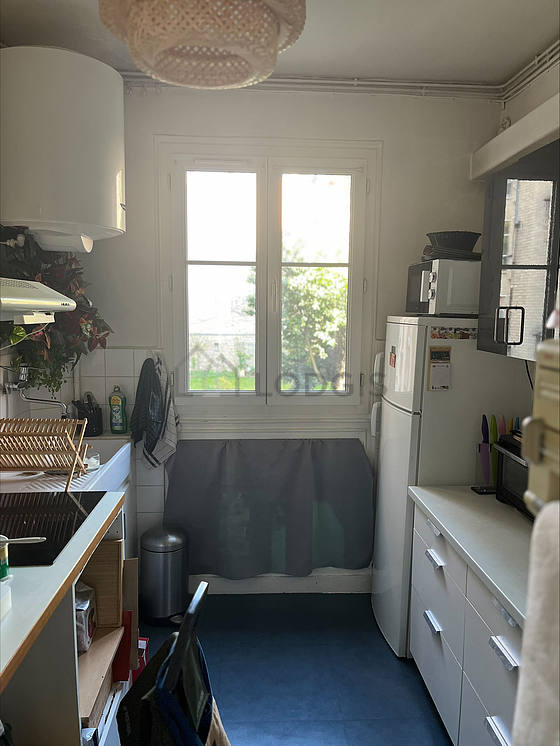 Kitchen of 8m² with linoleum floor