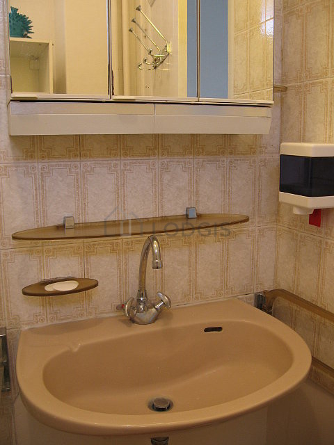 Salle de bain avec du carrelage au sol