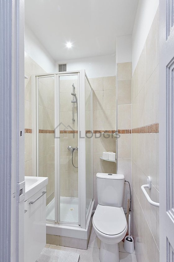 Salle de bain équipée de serviettes de bain