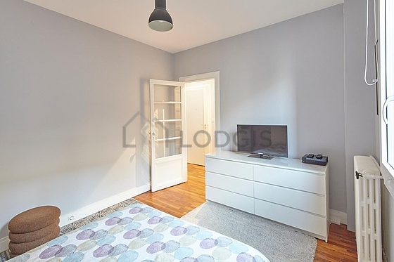 Séjour très calme équipé de 1 canapé(s) lit(s) de 140cm, télé, chaine hifi, 1 fauteuil(s)