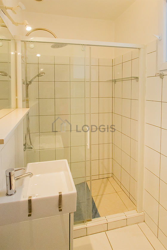 Salle de bain claire avec fenêtres double vitrage et du carrelage au sol