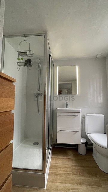 Salle de bain avec fenêtres et du carrelage au sol