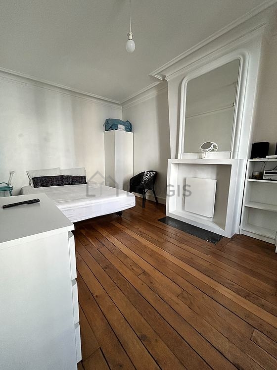 Bedroom of 15m² with wooden floor