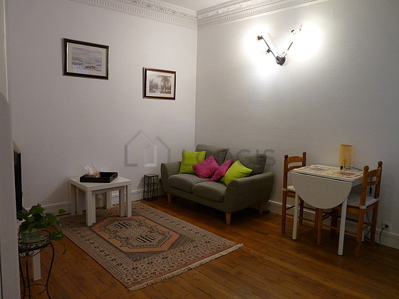 Living room of 10m² with wooden floor